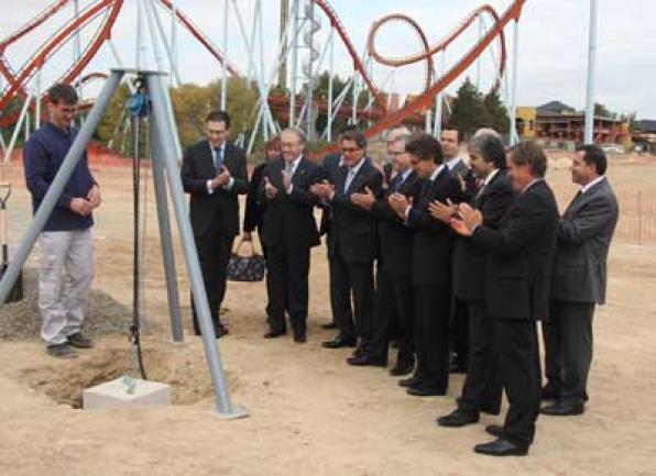 Mas col·loca a PortAventura la primera pedra de la que serà la muntanya russa més alta d'Europa