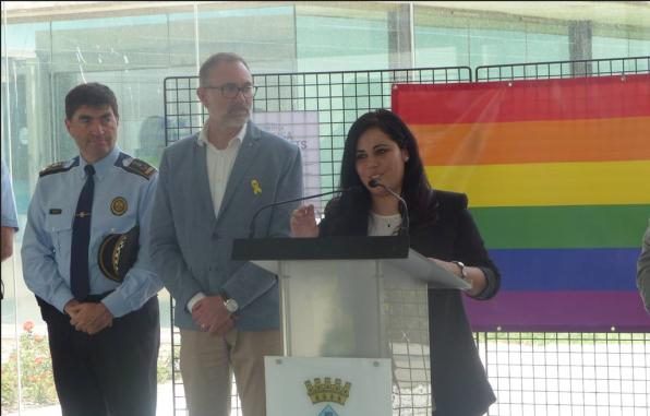 La concejala de Bienestar, durante el acto de apoyo a LGTBI