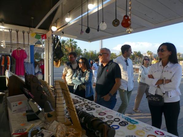 L'alcalde de Salou, Pere Granados, visitant el mercadet