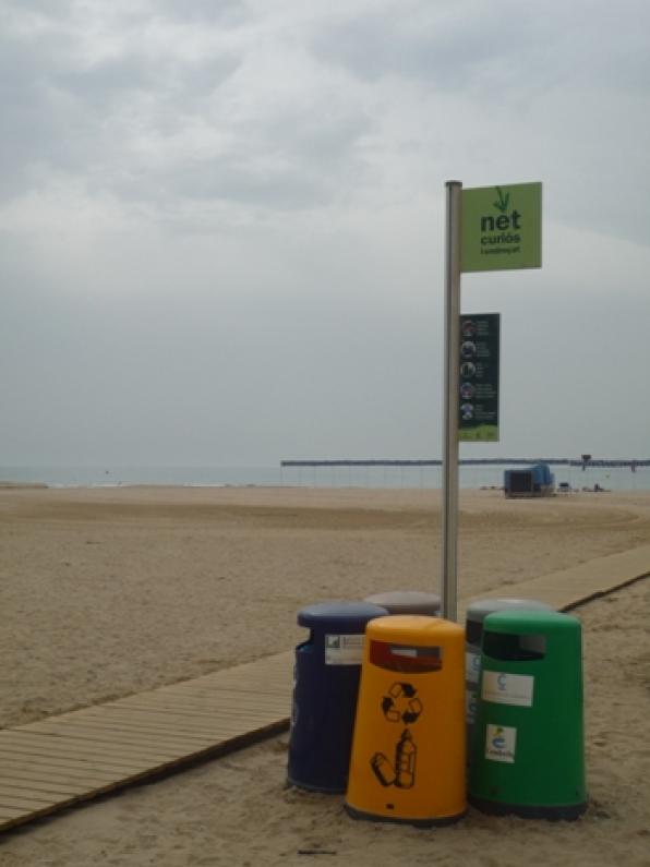 Cambrils explica als banyistes la importància de les banderes blaves a les platges